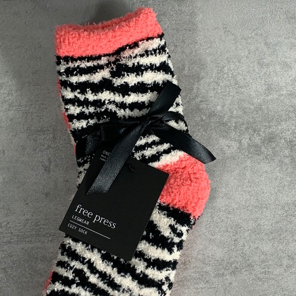 3/$20 Free Press 2 Pair Fuzzy Socks SZ 6-10.5 - Picture 5 of 8